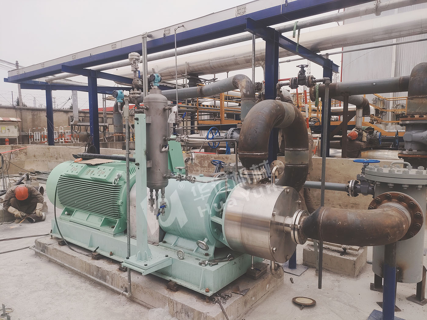 我司為某石化集團定制的大型乳化泵使用現場